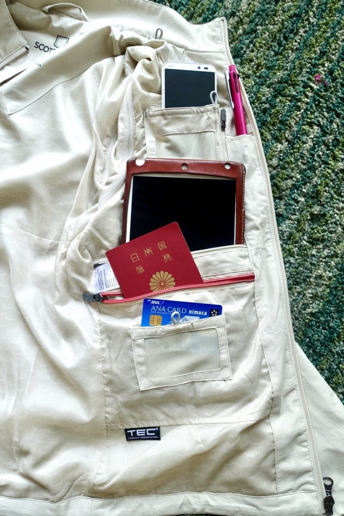 究極のトラベルジャケット「SCOTTeVEST」が凄い！海外旅行に便利な機能